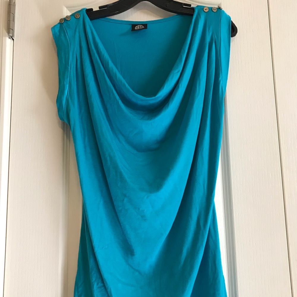 Sleeveless scoop neck beautiful flattering top